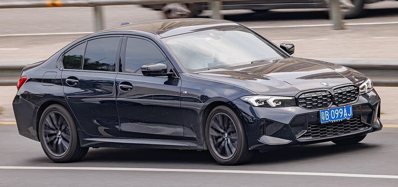 2021 BMW 118i — photo 2 of 3