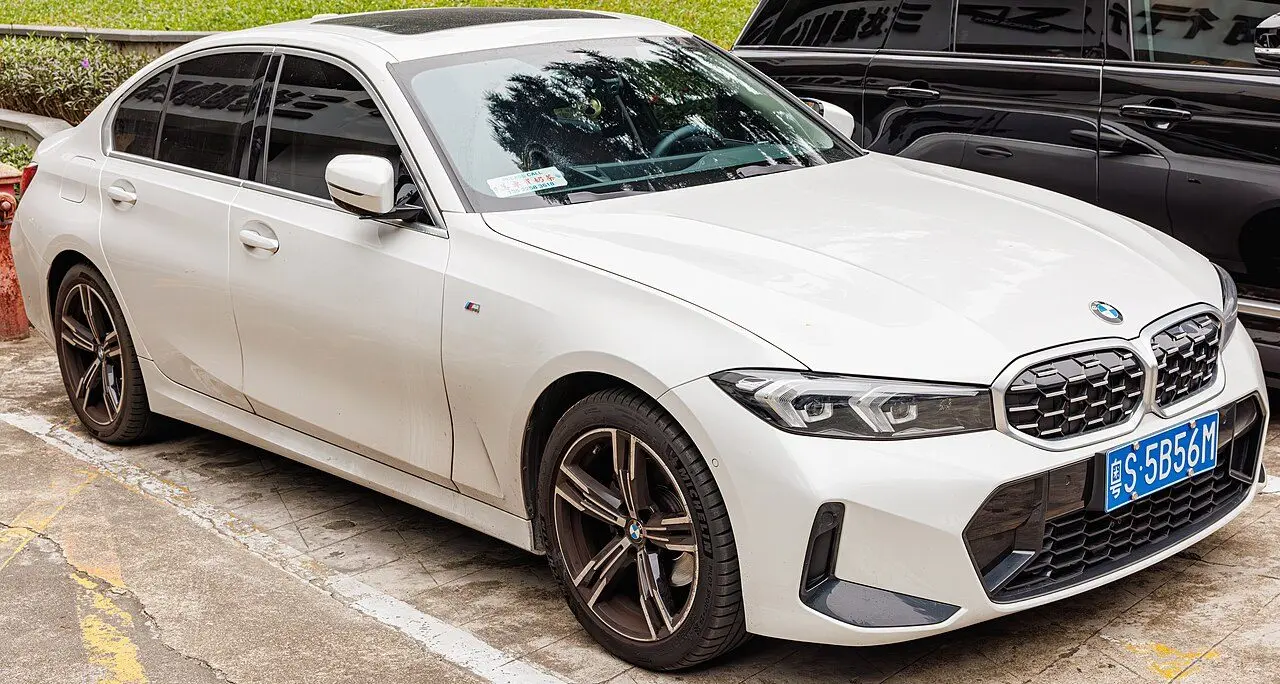 2021 BMW 118i — photo 1 of 3